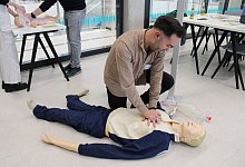 Coskun Aslan f&uuml;hrt vor wie eine Reanimation funtkioniert. - Nina Schr&ouml;der