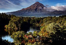 pressebild-neuseeland-lake-mangamahoe-und-mount-taranaki-2 - Roland Marske