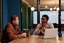 Kollegen unterhalten sich an einem Konferenztisch - Seventyfour/Westend61/dpa-tmn