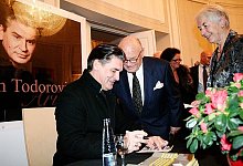 Begegnung mit den Fans: Zoran Todorovich im Anschluss an die Vorstellung bei der Autogrammstunde. - Foto: Dick