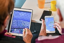 Senioren mit Smartphone - Foto: Jens Kalaene/dpa-Zentralbild/ZB