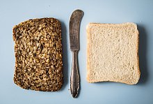 Eiswei&szlig;brot und Weizentoast liegen auf einem Tisch - Christin Klose/dpa-tmn