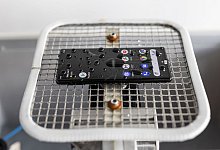 Es regnet bei der Stiftung Warentest. Und zwar f&uuml;nf Minuten lang einen Millimeter Wasser pro Minute. Diesen Test bestanden alle 40 Smartphones mit &laquo;gut&raquo; oder &laquo;sehr gut&raquo;. - Dominik Gigler/Stiftung Warentest/dpa-tmn