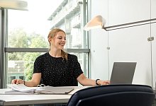 Junge Frau arbeitet im Büro - Christin Klose/dpa-tmn