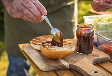 Barbecueso&szlig;e wird auf gegrilltes Brot gegeben - Christin Klose/dpa-tmn