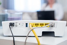 Rückseite eines Routers ist in einer Wohnung zu sehen - Christin Klose/dpa-tmn