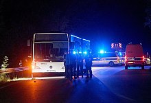Frau sticht auf Busfahrg&auml;ste ein - Sascha Ditscher/dpa