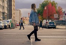 Eine Frau trägt Overknee-Stiefel - Zacharie Scheurer/dpa-tmn