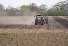 Traktor auf Feld - Marcus Brandt/dpa
