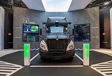 Autonome Lastwagen - Foto: Andrej Sokolow/dpa