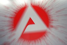 Logo der Arbeitsagentur - Foto: Peter Steffen/dpa-tmn
