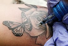 Jeder f&uuml;nfte Erwachsene in Deutschland hat ein Tattoo und noch viel mehr Menschen finden T&auml;towierungen sch&ouml;n. - Sebastian Willnow/dpa