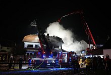 Doppelhaushälfte in Vollbrand - Ehsan Monajati/dpa