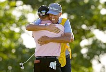 Justin Thomas (l) feiert mit seinem Caddie Jim &laquo;Bones&raquo; Mackay den Sieg bei der PGA Championship in Tulsa. - Matt York/AP/dpa