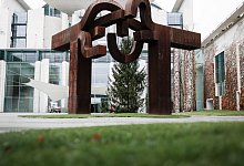 Weihnachtsbaum steht im Hof des Kanzleramts - Carsten Koall/dpa