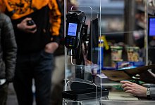 &laquo;Spuckschutz&raquo; an der Kasse - Tom Weller/dpa