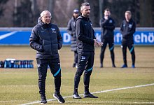 Herthas neuer Cheftrainer Felix Magath (l) und Offensivtrainer Vedad Ibisevic (r) stehen w&auml;hrend des Trainings auf dem Schenckendorffplatz. - Andreas Gora/dpa