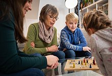 Ein ehrenamtliches Engagement kann die Generationen verbinden. Zum Beispiel dann, wenn &auml;ltere Menschen Kinder betreuen oder ihnen ihr Wissen weitergeben. - Benjamin Nolte/dpa-tmn