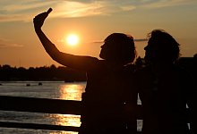 Selfie bei Sonnenuntergang - Foto: Felix K&auml;stle/dpa