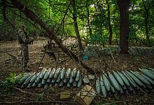 Ein ukrainischer Soldat steht neben in den W&auml;ldern nahe der Provinz Saporischschja versteckten Haubitzen-Munition, die f&uuml;r den Beschuss der russischen Stellungen vorbereitet wurden. - Celestino Arce Lavin/ZUMA Press Wire/dpa