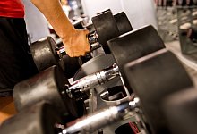 Hanteltraining im Fitnessstudio - Foto: Franziska Gabbert/dpa-tmn