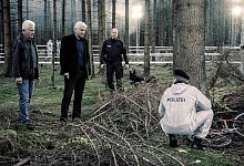 Die Kriminalhauptkommissare Ivo Batic (Miroslav Nemec) und Franz Leitmayr (Udo Wachtveitl) betrachten den Fundort von Emils Fahrrad. - Hendrik Heiden/BR/Bavaria Fiction GmbH/dpa