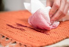 Nicht reiben, lieber tupfen - Foto: Christin Klose/dpa-tmn