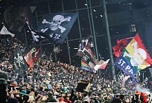 Fans des FC St. Pauli im Millerntorstadion - Christian Charisius/dpa