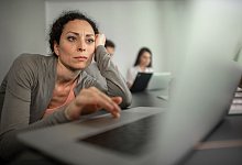 Frau schaut frustriert auf einen Laptop - Klaus-Dietmar Gabbert/dpa-tmn