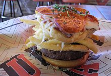 Pizza-Pommes-Burger - Foto: Johannes Schmitt-Tegge/dpa