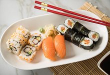 Unterschiedliche Sushi-Varianten liegen auf einem Teller - Christin Klose/dpa-tmn