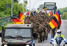 Gedenkmarsch für verstorbene Soldaten - Soeren Stache/dpa