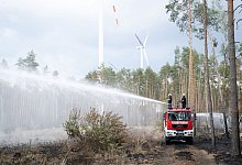 Die Feuerwehr l&ouml;scht im s&auml;chsischen Waldbrandgebiet. - Sebastian Kahnert/dpa