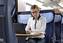 Mobiles Arbeiten im Zug - Foto: Mascha Brichta/dpa-tmn