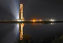 Die Artemis-Rakete der Nasa mit dem Orion-Raumschiff an Bord bewegt sich zur Startrampe 39B im Kennedy Space Center. - John Raoux/AP/dpa
