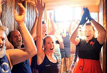 Ostfriesen brechen Weltrekord f&uuml;r l&auml;ngsten Sauna-Aufguss - J&ouml;rn H&uuml;neke/dpa