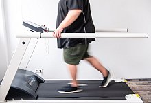 Ein Mann trainiert auf dem Laufband. - Sina Schuldt/dpa