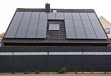Solaranlage auf einem Wohnhaus - Julian Stratenschulte/dpa