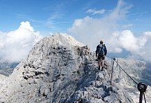 Bergsteiger auf einem Klettersteig in Slowenien - Florian Sanktjohanser/dpa-tmn