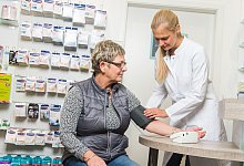 Apothekerin misst den Blutdruck einer Kundin - Benjamin Nolte/dpa-tmn