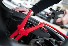 Ein Mann h&auml;lt die Klemme eines Starthilfekabels - Andrea Warnecke/dpa-tmn