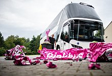 Fernbusunternehmen Pinkbus muss Farbkonzept &auml;ndern - Foto: Guido Kirchner/dpa