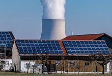 Wasserdampf steigt aus dem Kühlturm vom Atomkraftwerk (AKW) Isar 2. - Armin Weigel/dpa