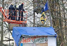 Polizei räumt besetztes Waldstück am Tagebau Hambach - Henning Kaiser/dpa