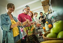 Familie kocht gemeinsam - Christin Klose/dpa-tmn