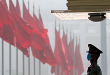 Rote Fahnen - Foto: Ng Han Guan/Pool AP/dpa