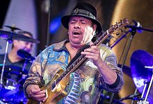 Carlos Santana bei einem Konzert in Stuttgart 2016. - Christoph Schmidt/dpa