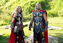 Wie Spielzeugfiguren: Natalie Portman (l) und Chris Hemsworth in "Thor: Love and Thunder". - Jasin Boland/Walt Disney Studios/dpa