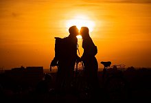 Der Kuss hat in der Kulturgeschichte ganz unterschiedliche Implikationen. - Paul Zinken/dpa