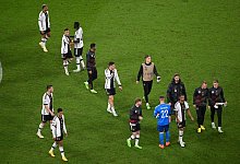 Deutschlands Spieler verlassen nach der Partie das Spielfeld. - Robert Michael/dpa